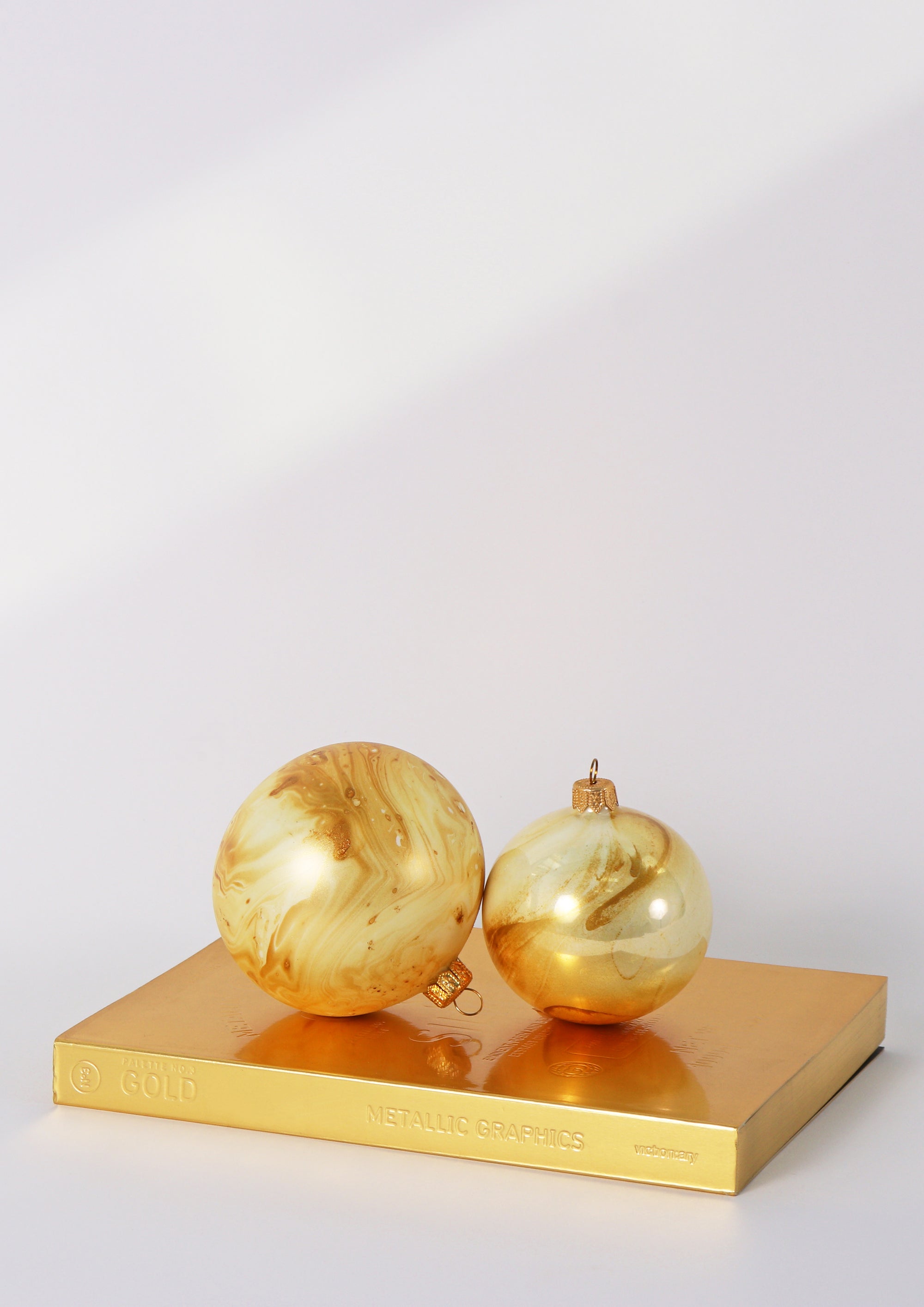Lustre Gold Marble Bauble, 10cm
