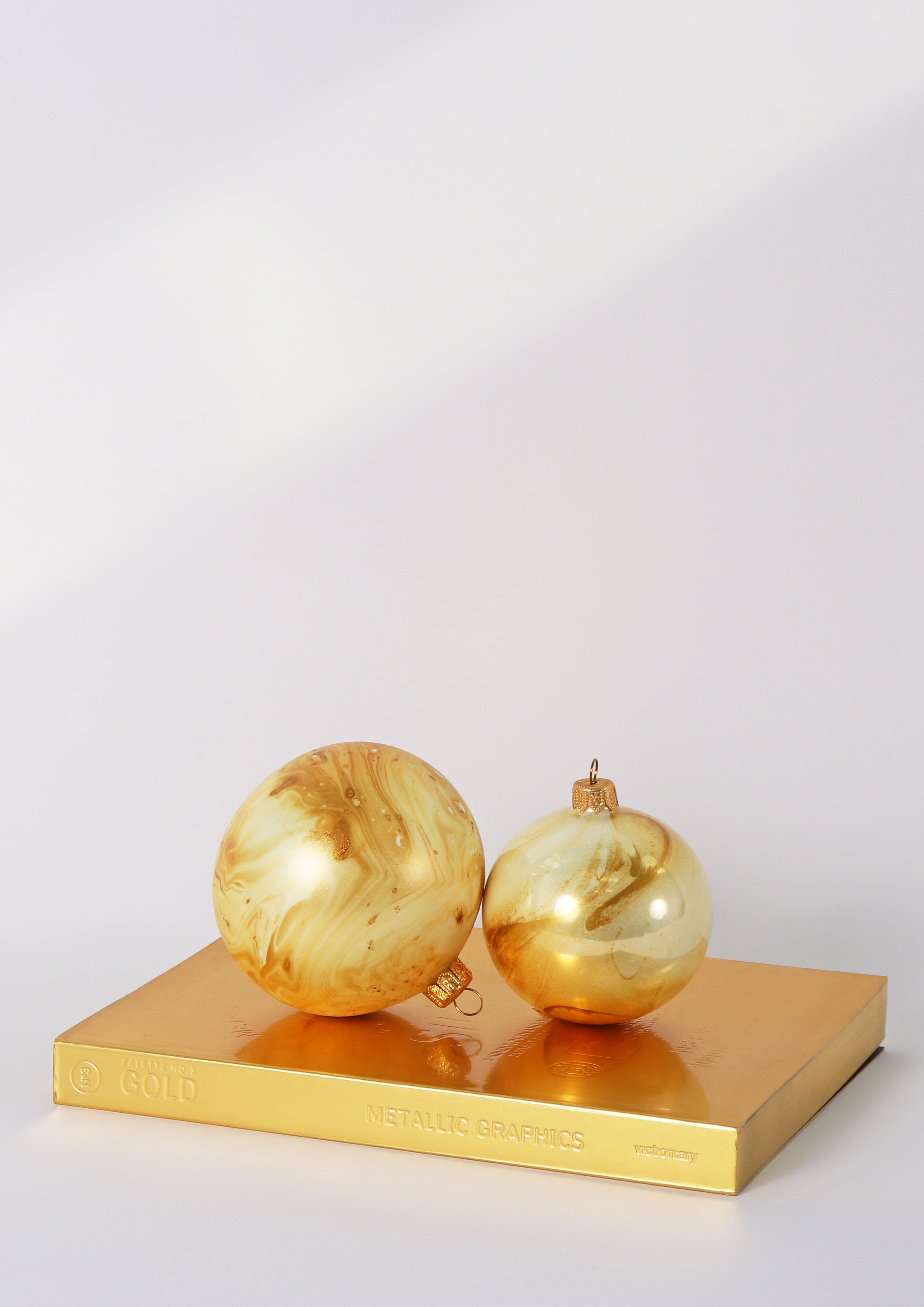 Lustre Gold Marble Bauble, 10cm